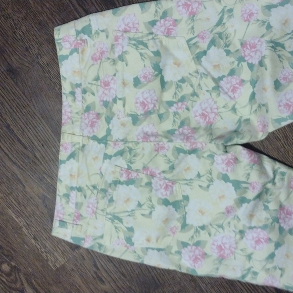 Liverpool Jeans Co lemon creme floral cropped Capri jeans size 14 - Picture 4 of 5